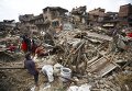 Люди ищут свои вещи среди обломков рухнувших домов в Непале