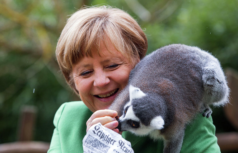 Ангела Меркель кормит лемура