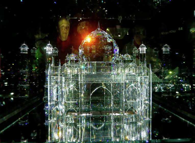 Посетители на выставке в музее Swarowski Crystal World