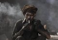 Работник на перерыве на металлургическом заводе в Лахоре, Пакистан.
