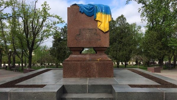 Неизвестные сняли табличку с вечного огня в Харькове