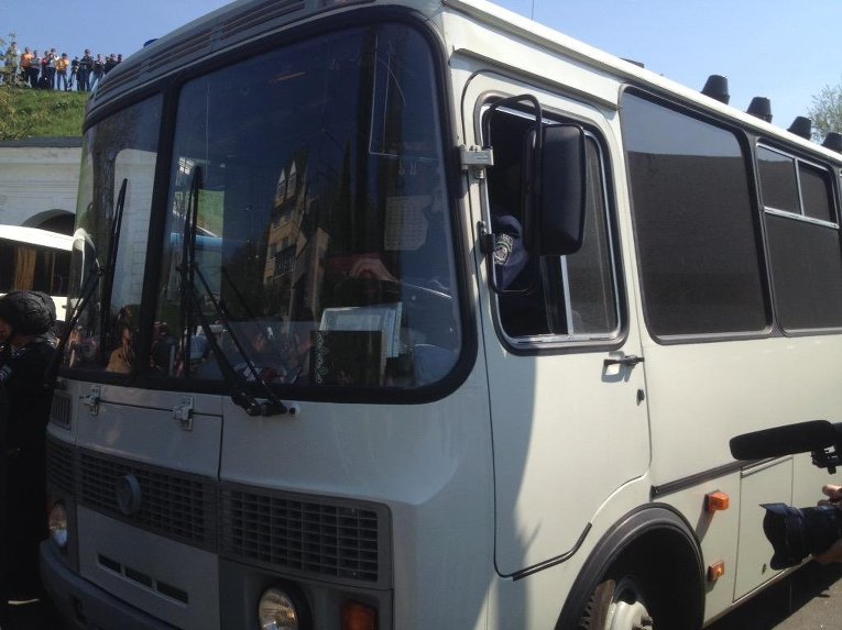 Милицейский автобус, куда поместили задержанных в потасовке на месте митинга сторонников КПУ