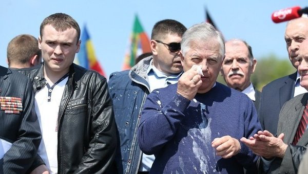 Петра Симоненко облили кефиром на митинге 1 мая 2015 года