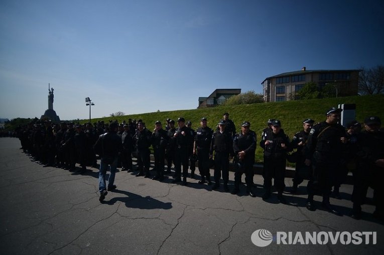 Работники милиции на митинге КПУ в Киеве, 1 мая 2015 года