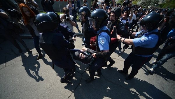 Разгон и задержания членов радикальных организаций, прорывавшихся на митинг КПУ 1 мая