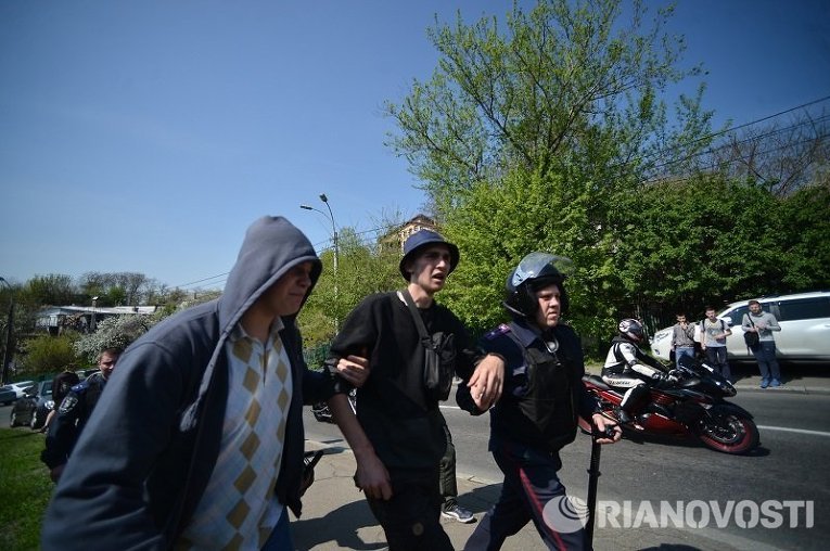 Разгон и задержания членов радикальных организаций, прорывавшихся на митинг КПУ 1 мая