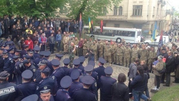 Во Львове милиция разделила участников Социального марша и Правый сектор