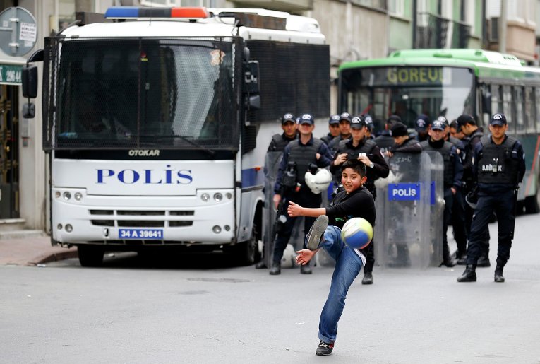 Полиция Турции применила водометы для разгона демонстрантов в Стамбуле