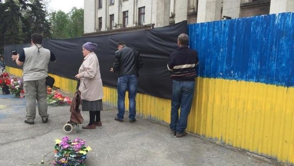 Забор у Дома профсоюзов в Одессе задрапировали черной тканью