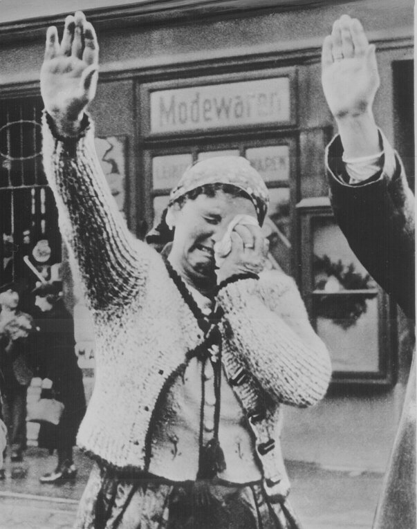 Судетская женщина плачет, покорно приветствуя Гитлера, 1938 год.
