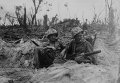 Рядовые морской пехоты Дуглас Лайтхарт и Джералд Чарчбай во время перекура. Битва за Пелелиу, 1944 год.