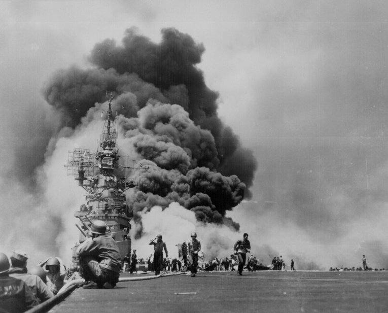 Авианосец Банкер-Хилл горит в результате атаки камикадзе, Окинава, 11 мая 1945 года.