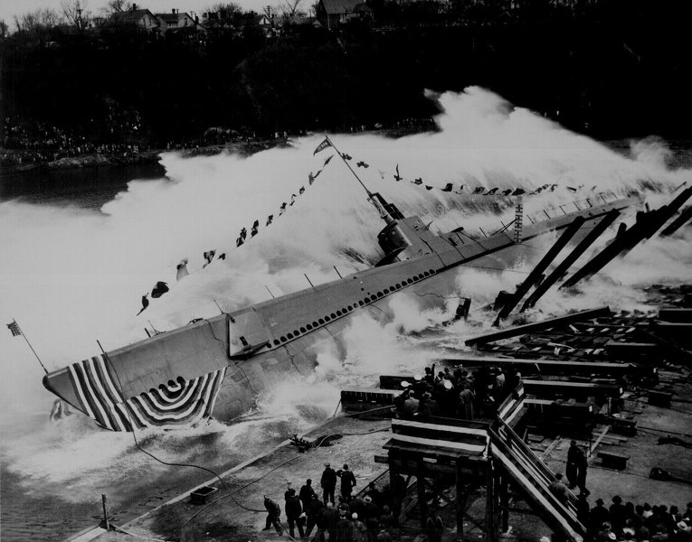 Спуск на воду американской подводной лодки Robalo компании Manitowoc Shipbuilding, Висконсин, 9 мая 1943 года.