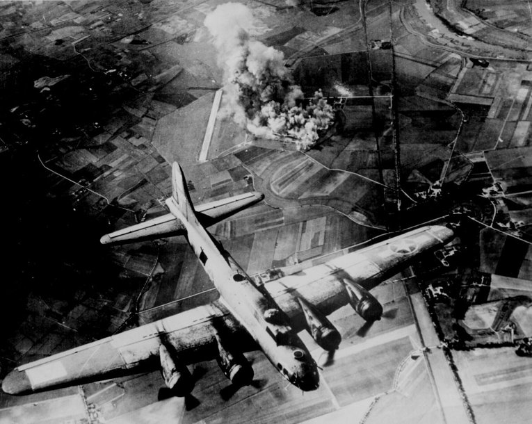 Во время бомбардировки американцами завода Фокке-Вульф в Мариенбурге, 1943 год.