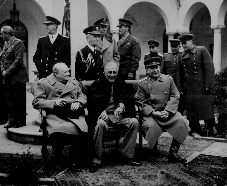 Ялтинская конференция союзных держав. На снимке Уинстон Черчилль, Франклин Рузвельт, Иосиф Сталин, февраль 1945 год.