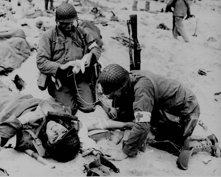 Медики оказывают помощь раненому солдату, Франция, 1944 год.