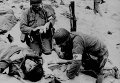 Медики оказывают помощь раненому солдату, Франция, 1944 год.