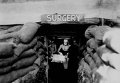 Хирург оказывает медицинскую помощь раненному во время боя на Бугенвиле, 13 декабря 1943 года.