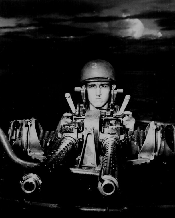 Американский стрелок у пулемётной установки 50 калибра, Новая Гвинея, июль 1943 года.