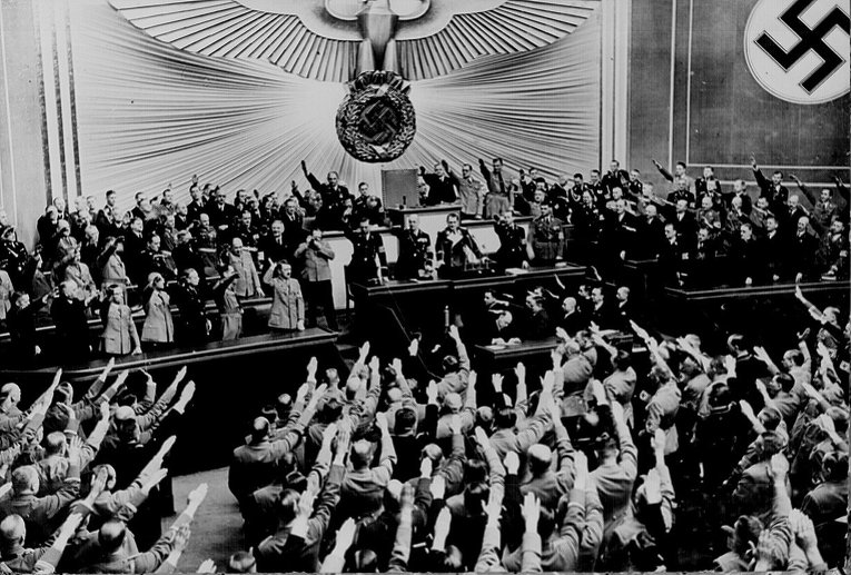 Адольф Гитлер на заседании рейхстага по случаю присоединения Австрии, Берлин, 1938 год.
