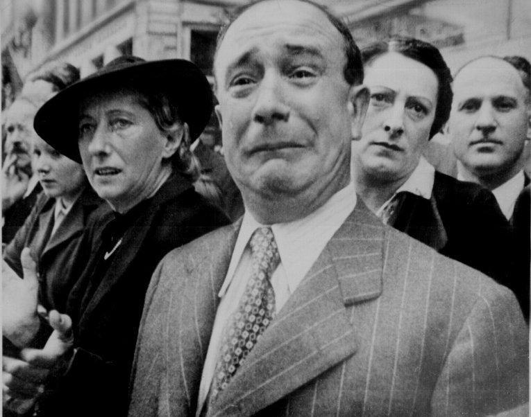 Французы плачут, наблюдая за маршем вступающих в Париж немецких солдат, Франция, 14 июня 1940 года.