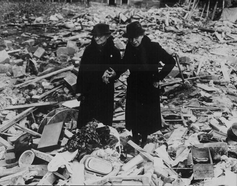Две растерянные старушки осматривают руины богадельни, которая подверглась бомбардировке, Ньюбьери, 11 февраля 1943 года.