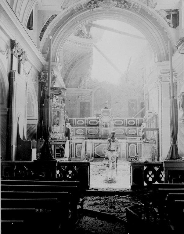 Солдат стоит перед алтарём в разрушенной католической церкви, Италия, 23 сентября 1943 года.