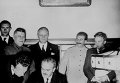 Вячеслав Молотов подписывает пакт Молотова-Риббентропа, Москва, 23 августа 1939 года.