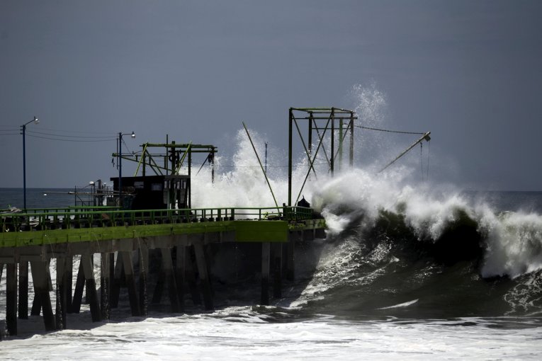 Разрушительные волны на побережье Сальвадора