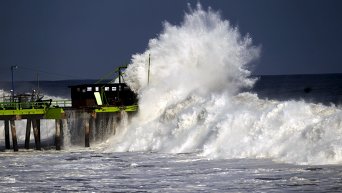 Разрушительные волны на побережье Сальвадора