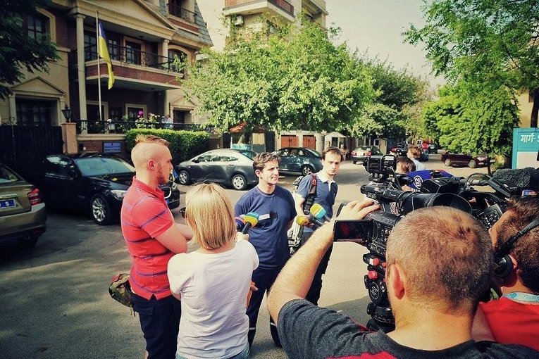 Зорян Шкиряк дает интервью украинским журналистам, делегацию которых он привез самолетом Минобороны