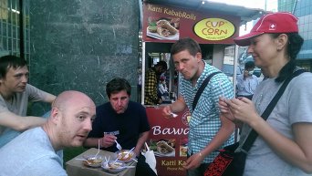 Зорян Шкиряк обедает на улице вместе с журналистами