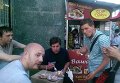 Зорян Шкиряк обедает на улице вместе с журналистами