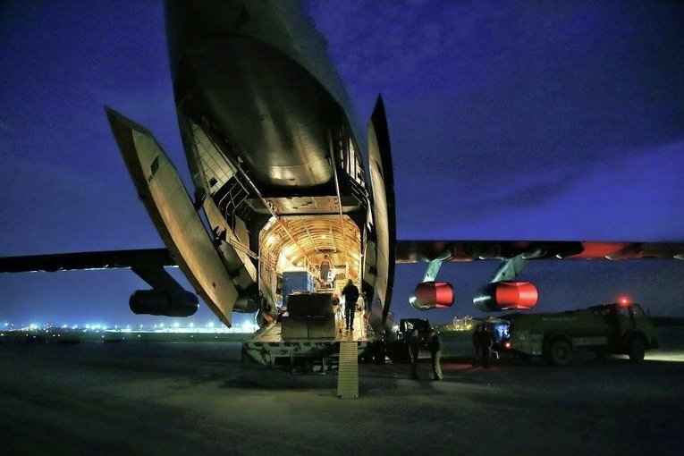 Ил-76, который должен эвакуировать украинцев из Непала