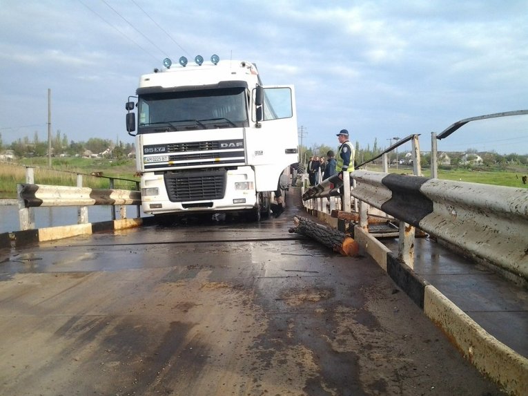 В Николаевской области фура обрушила понтонный мост через реку