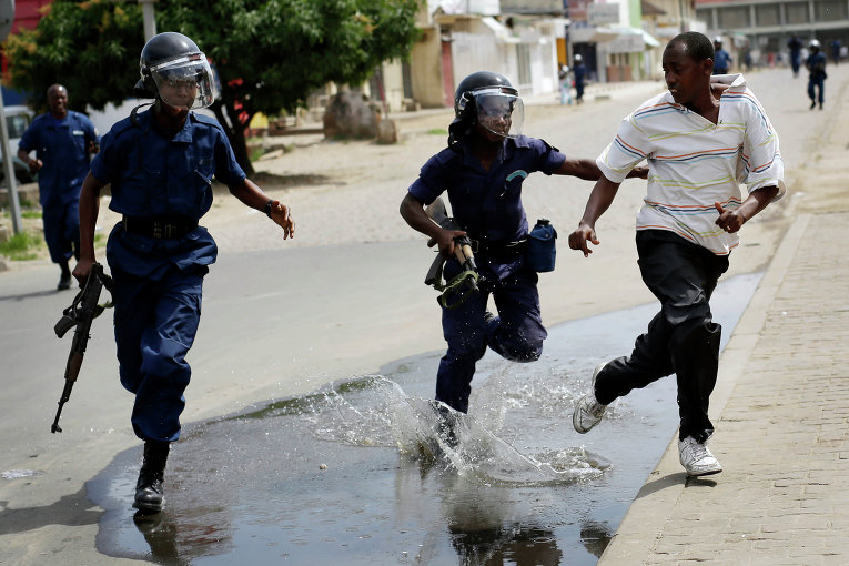 Три человека, включая двух полицейских, погибли, несколько пострадали в результате вооруженных столкновений в столице африканской страны Бурунди Бужумбуре