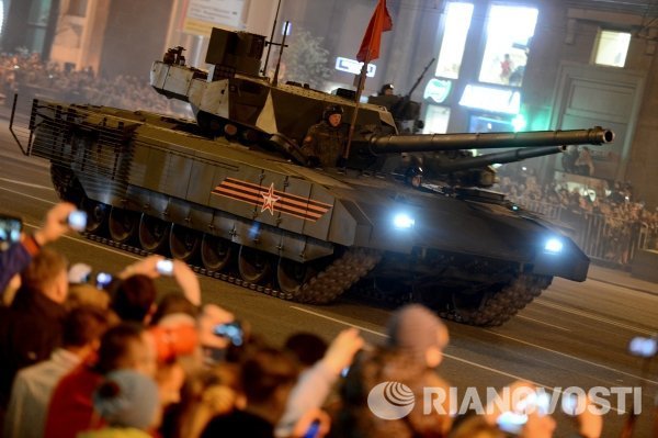Танк Т-14 на гусеничной платформе Армата во время репетиции военного парада в Москве в ознаменование 70-летия Победы в Великой Отечественной войне 1941-1945 годов.