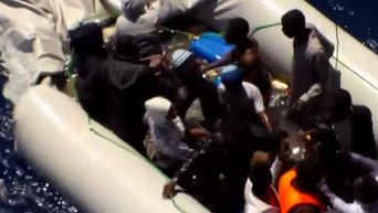Спасение тонущих мигрантов в Средиземном море. Видео