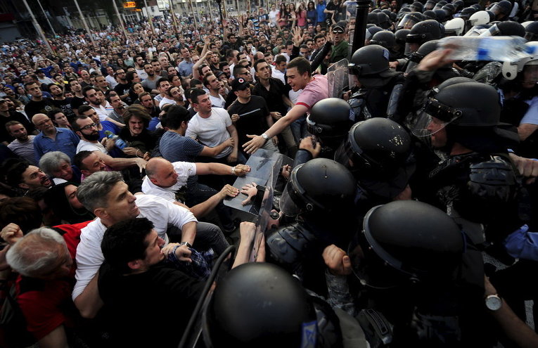 Протестующие и полиция перед зданием правительства Македонии в Скопье