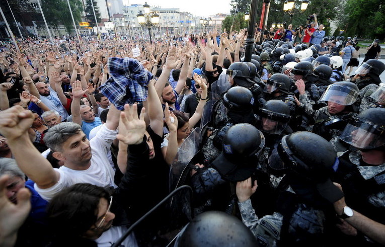 Протестующие и полиция перед зданием правительства Македонии в Скопье