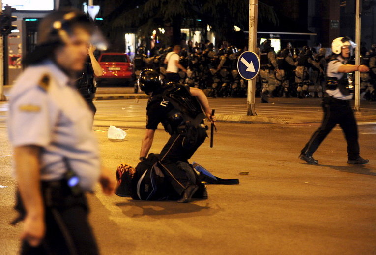 Полицейский и протестующий во время столкновения у здания правительства Македонии