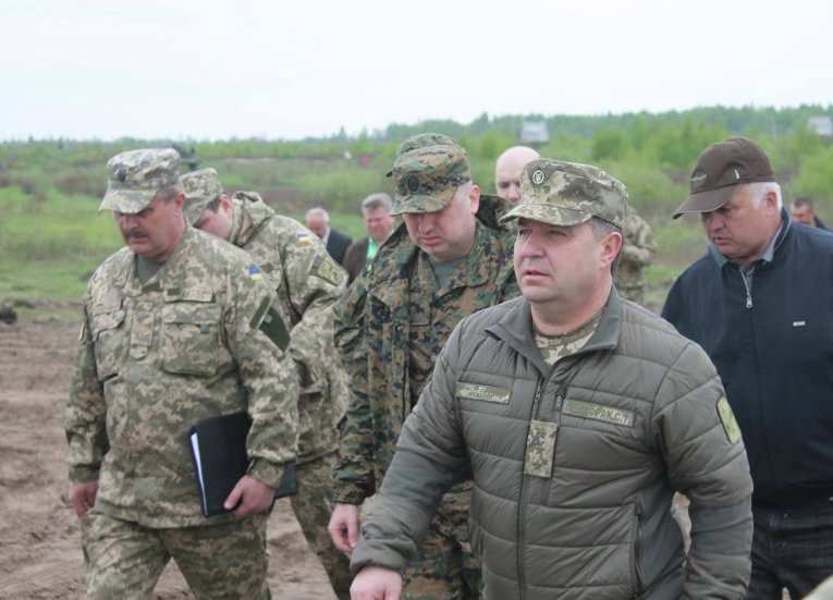 Министр обороны Степан Полторак на полигоне ВСУ в Житомирской области