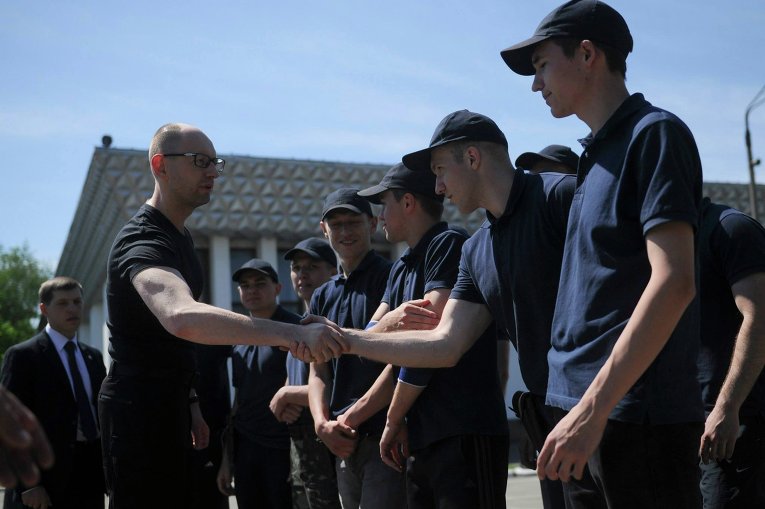Яценюк жмет руку курсанту Национальной академии МВД