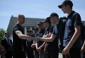 Яценюк жмет руку курсанту Национальной академии МВД