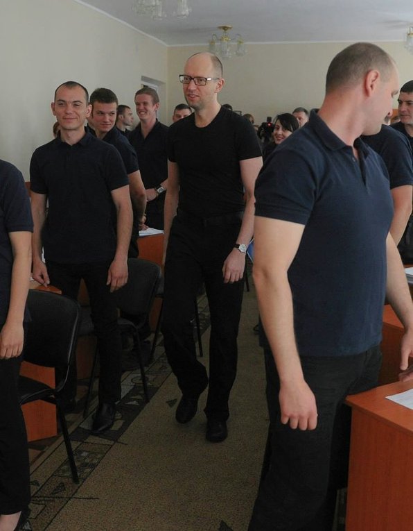 Яценюк и курсанты Национальной академии МВД