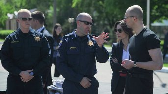 Яценюк и Згуладзе общаются с полицейским из США, который обучал тренеров Национальной академии МВД