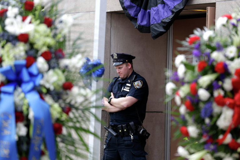 В Нью-Йорке скончался сотрудник полиции, который получил огнестрельное ранение в голову в субботу, 2 мая, в Квинсе.
