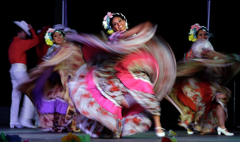 Мексиканские танцоры в США на фестивале в честь национального праздника Мексики в честь победы мексиканских войск в битве при Пуэбле 5 мая 1862 г. Праздник также широко отмечается в США