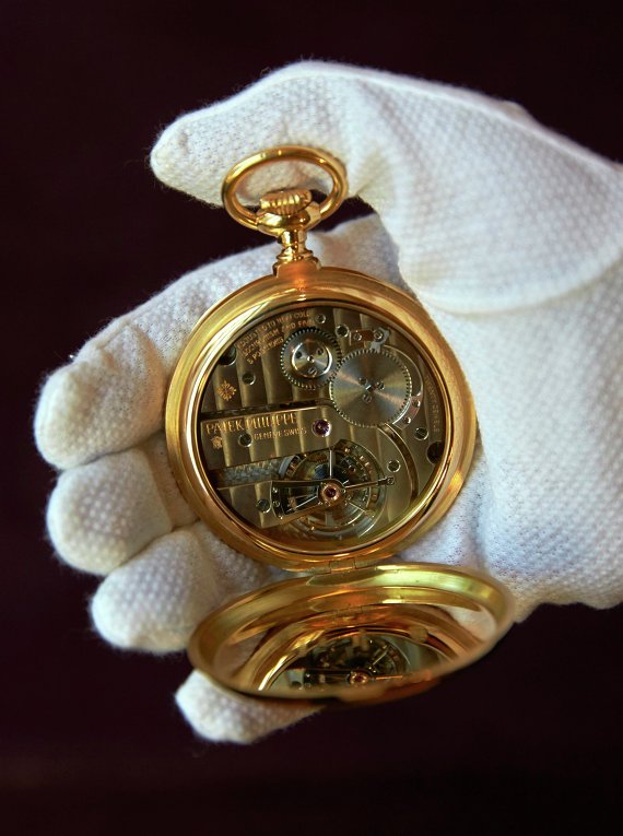 Сотрудник аукциона Сотбис держит часы легендарной марки Patek Philippe