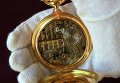 Сотрудник аукциона Сотбис держит часы легендарной марки Patek Philippe